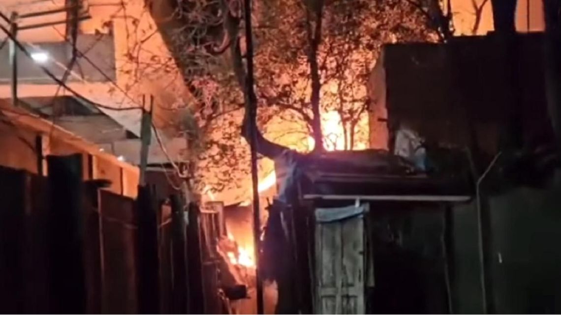 Video: feroz incendio en Villa Crespo con al menos 25 personas evacuadas