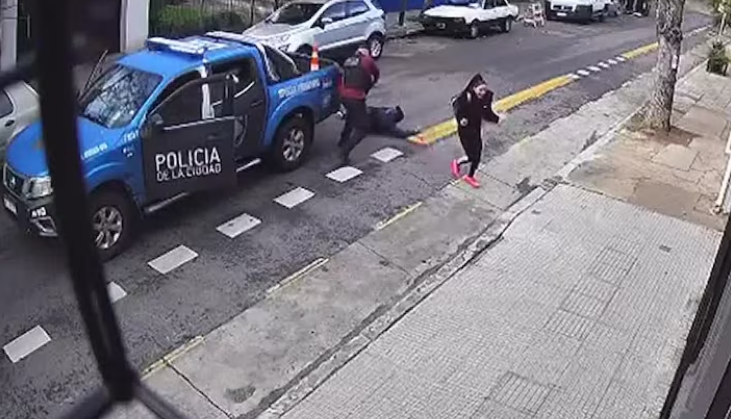 Video: la Policía baleó a un hombre que intentó matar con un arma a su ex pareja