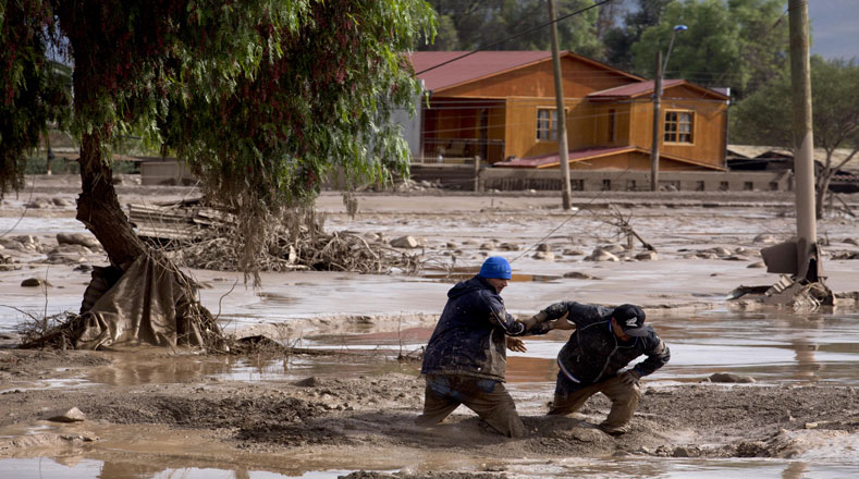 Videos: dos muertos y más de 19 mil evacuados por violento temporal en Chile