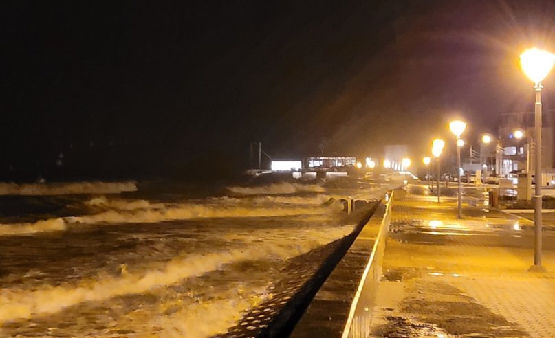 Video: fuerte marejada en Comodoro Rivadavia inundó el paseo costero