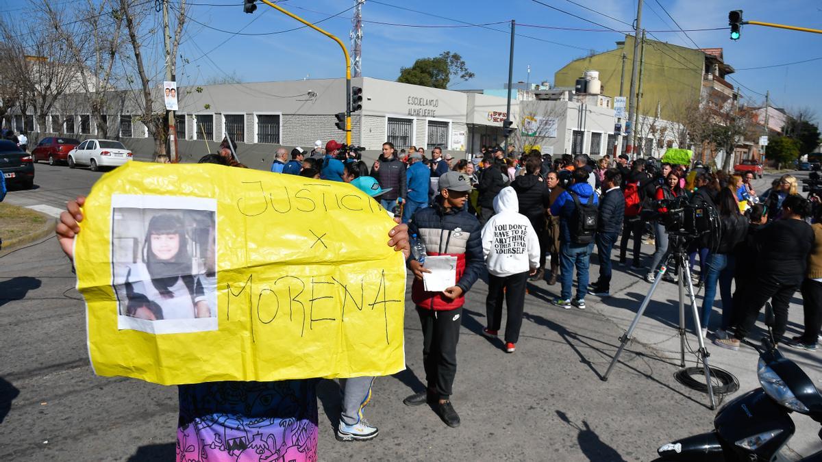 Video: dolor por la muerte de Morena y un abrazo simbólico a la escuela