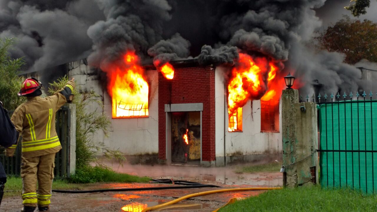 Video: más de 25 dotaciones de bomberos combaten un incendio en una maderera en Luján