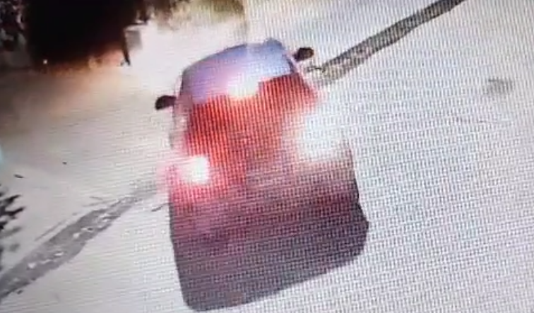 Video: le robaron el auto a una mujer que estaba con su bebé de 2 meses