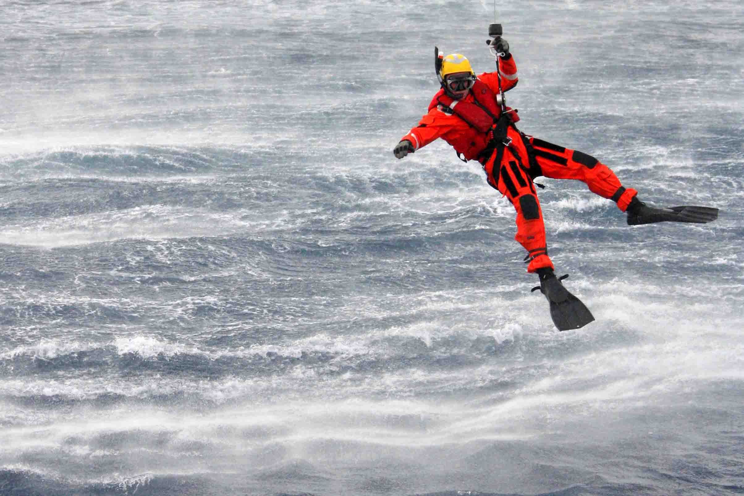 Emergencia en el mar: Prefectura aeroevacuó a una tripulante de un buque pesquero