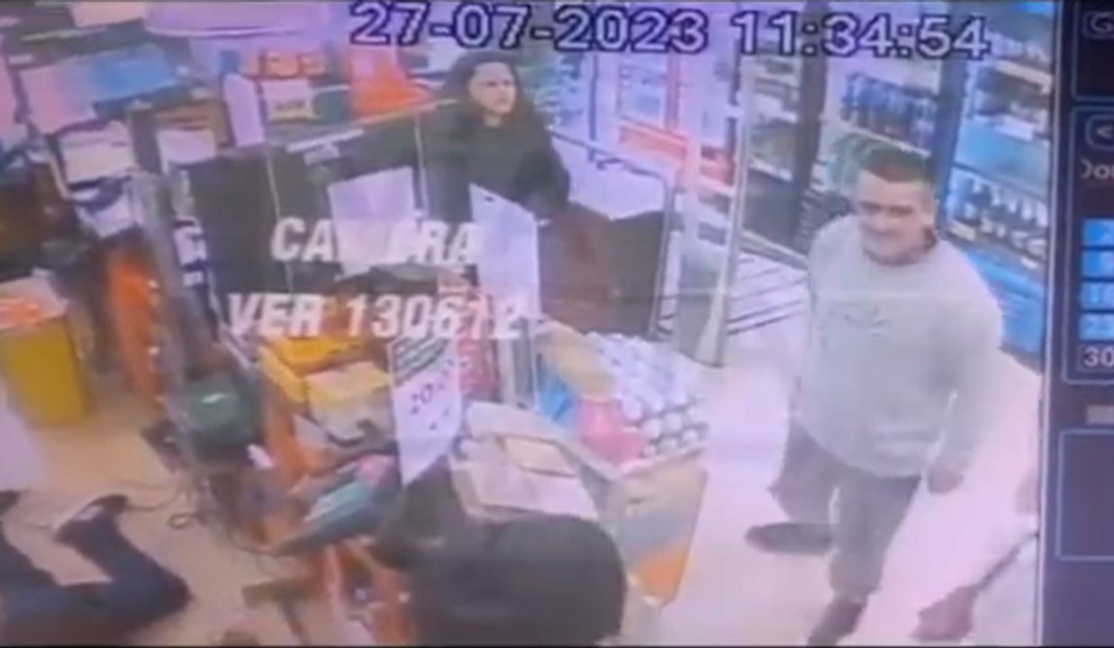 Video: noquearon de una trompada al empleado de un supermercado