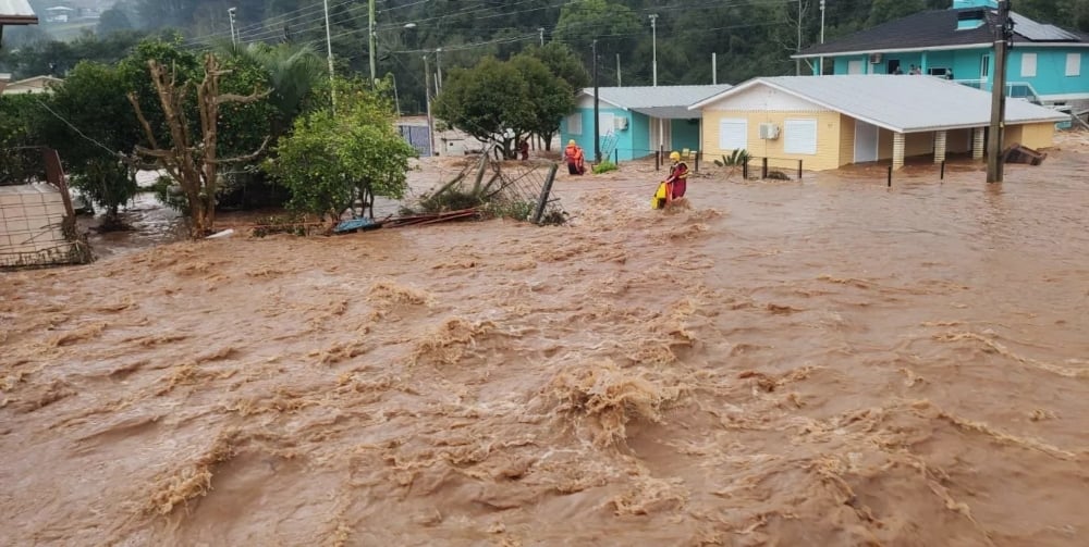 Tragedia en Brasil: en medio de las inundaciones encontraron 15 muertos en una casa y ya suman 27