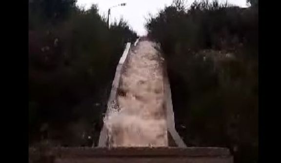 Video: en Bariloche, la lluvia transformó un pluvial en una catarata