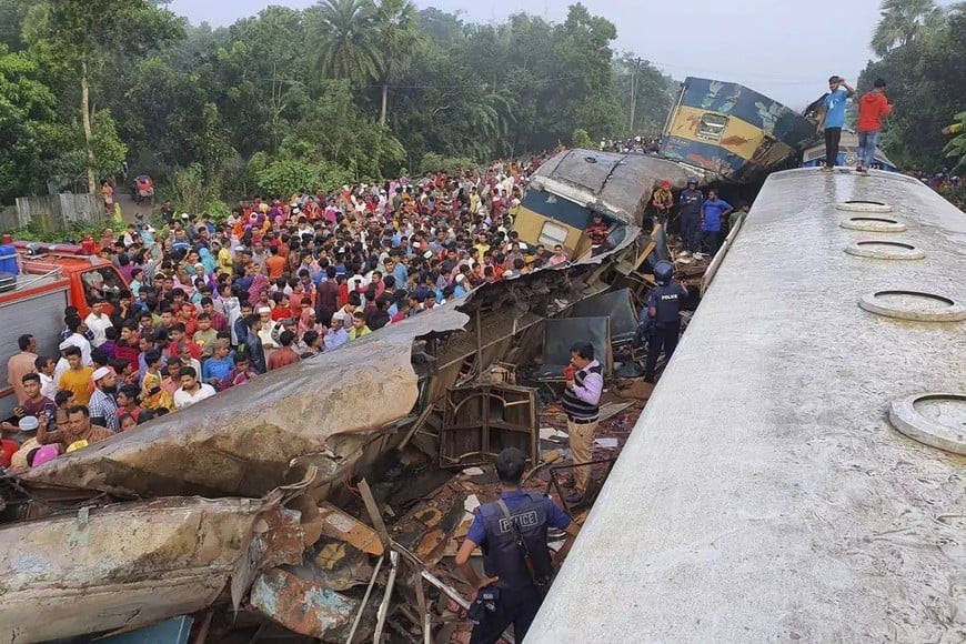 Videos: un choque de trenes en Bangladesh dejó 17 muertos y al menos 100 heridos