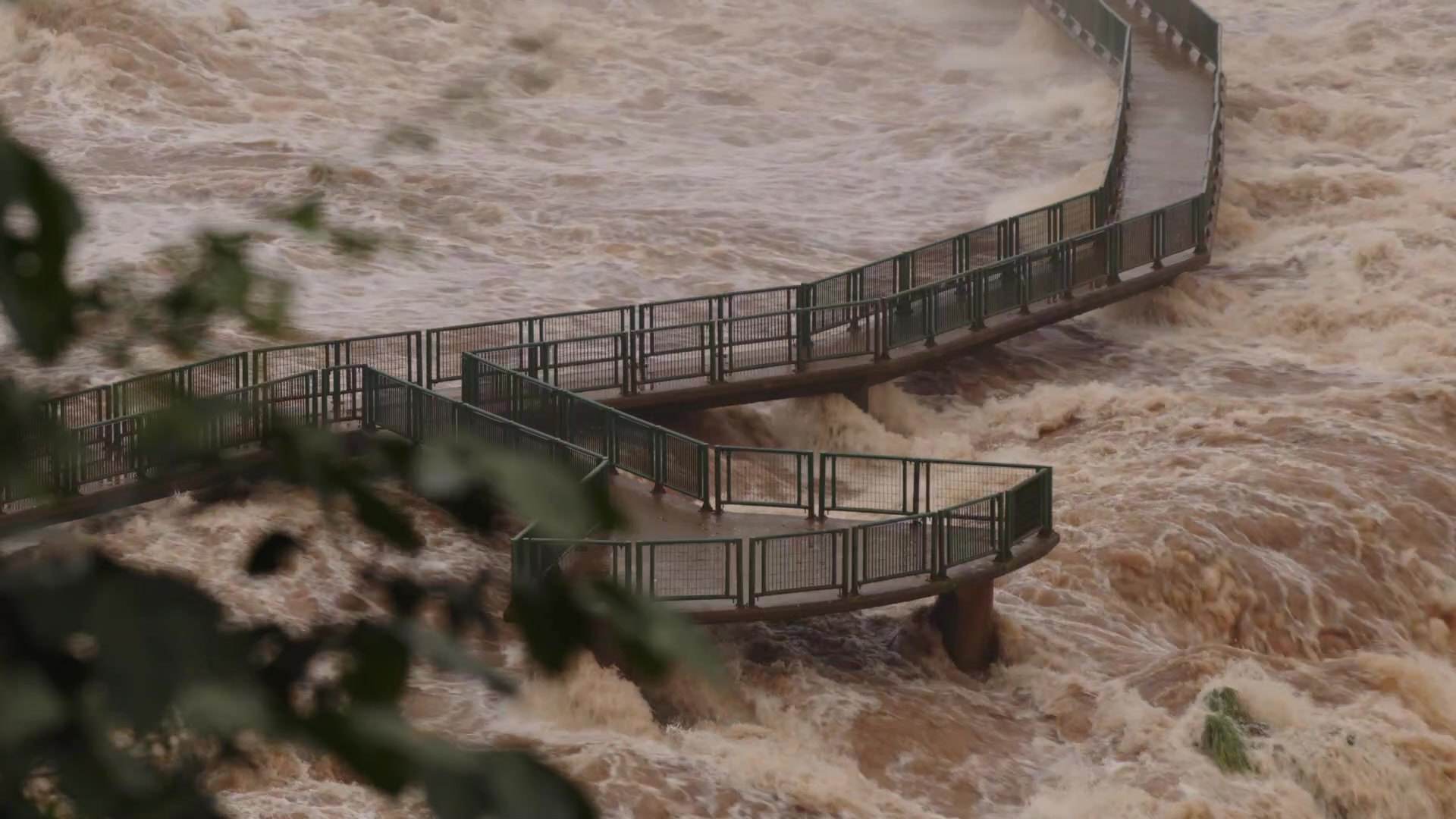 Video: la crecida del rio arrasó con el circuito que lleva al balcón de la Garganta del Diablo