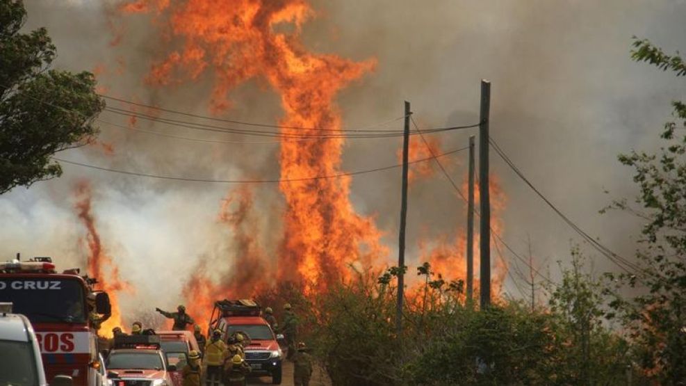 Videos de los incendios en Córdoba: el fuego alcanzó viviendas y hay personas evacuadas