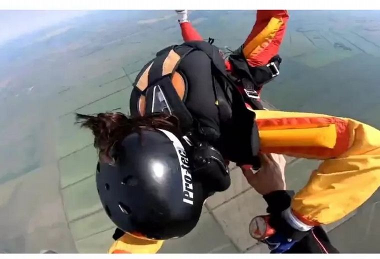 Video: el momento en que no se abre un paracaídas y una mujer vuela en caída libre