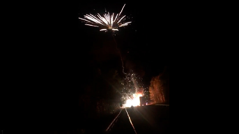 Video: explotó un camión con fuegos artificiales y provocó un espectáculo de luces de una hora