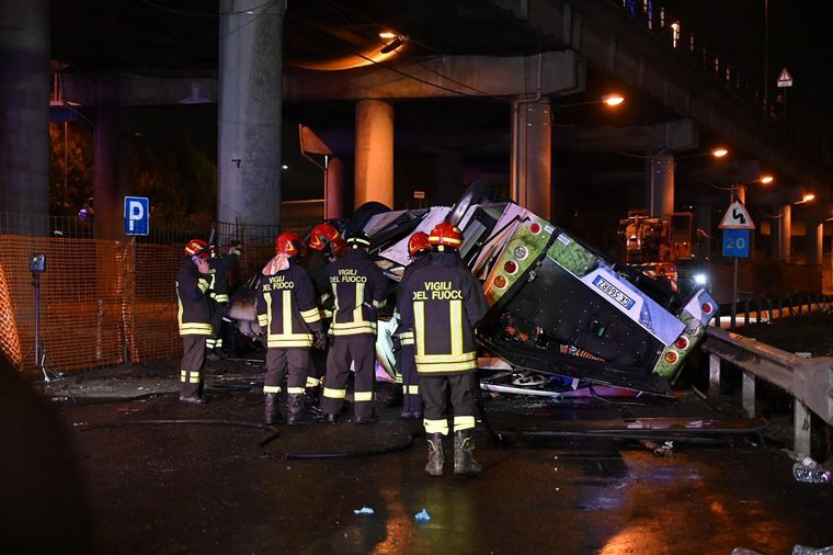 Video: al menos 21 muertos al precipitarse un autobús desde un paso elevado en Venecia