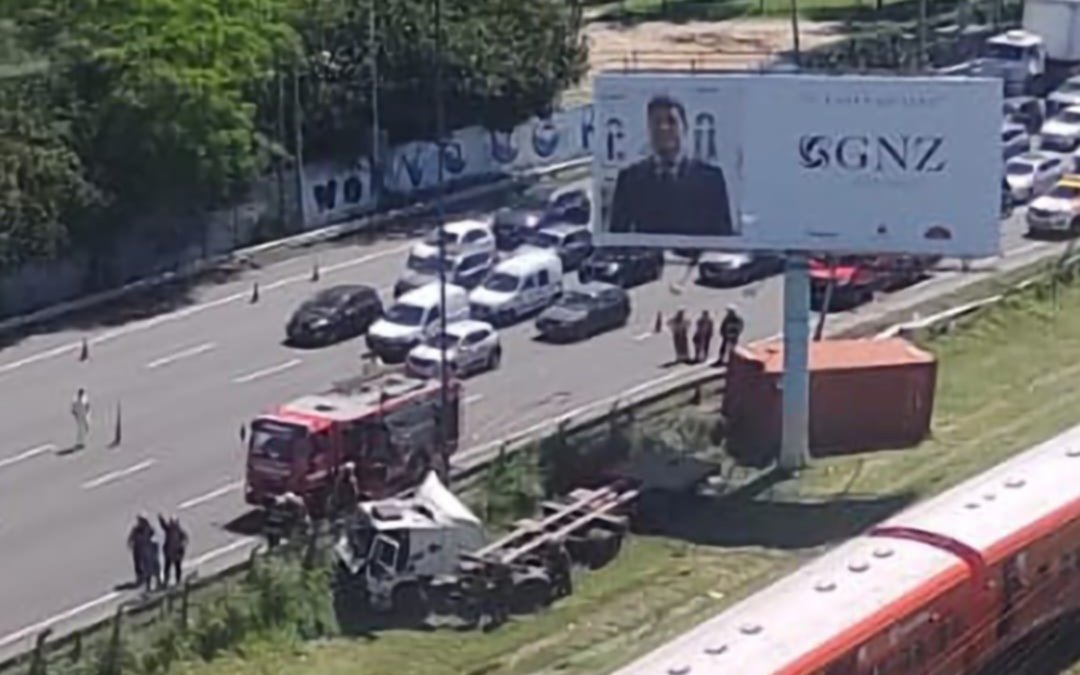 Video: impactante accidente en la avenida Lugones por un camión fuera de control