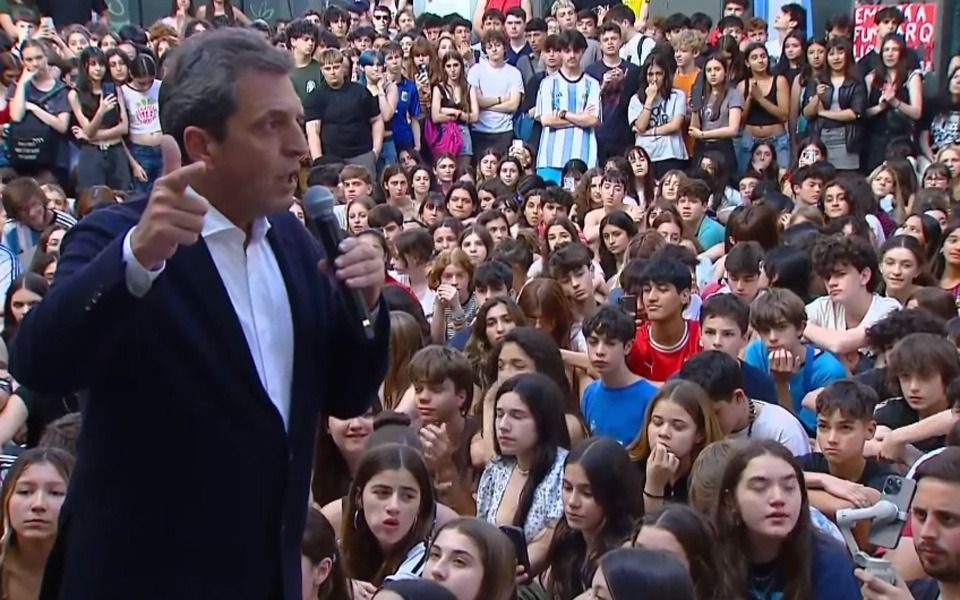Sergio Massa cerró la campaña con alumnos del Pellegrini: “La esperanza siempre le gana al odio”