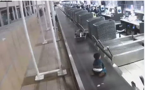 Video: un niño se coló en una cinta transportadora del aeropuerto de Santiago