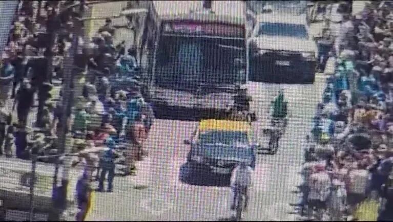 Video: un Policía de la Ciudad fue atropellado por un colectivo en la marcha de la CGT