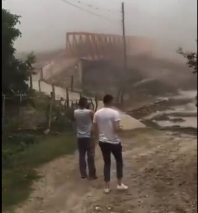 Video: un alud arrasó con un puente peatonal y aisló una localidad entera en Catamarca