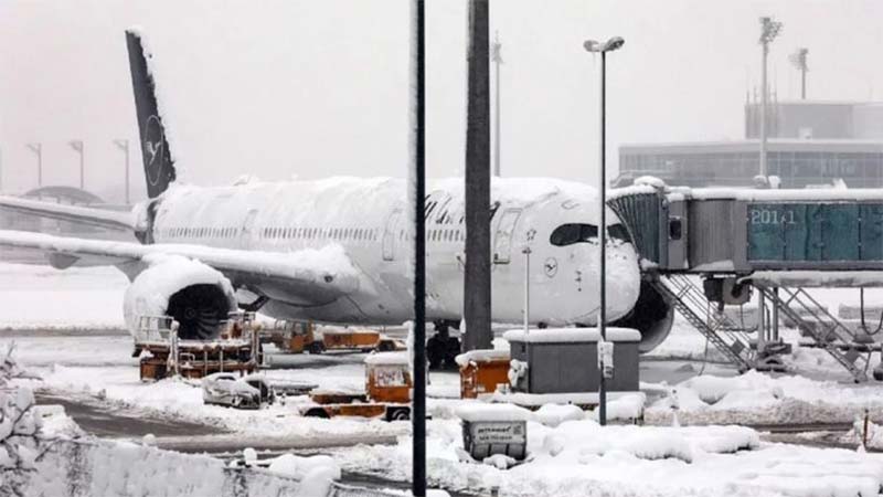 Video: avión quedó casi congelado en Alemania por fuertes nevadas