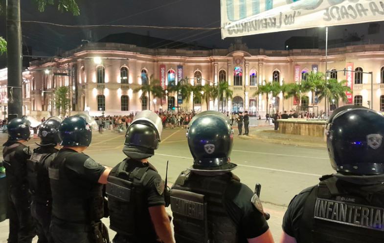 Videos: en Córdoba, la policía reprimió la manifestación contra el DNU
