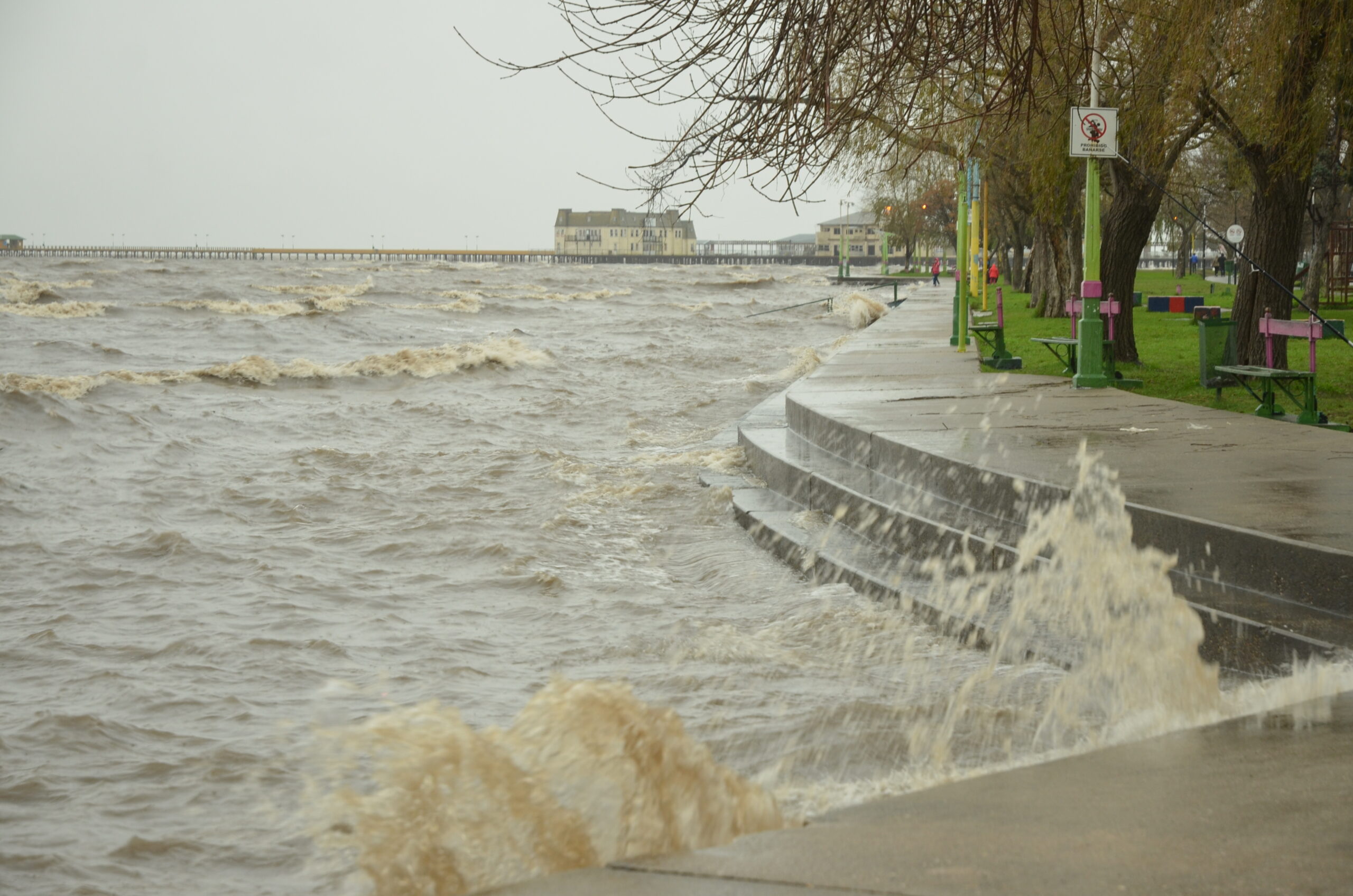 Brutal crecida del Río de la Plata: inundaciones, evacuados y municipios del AMBA en alerta