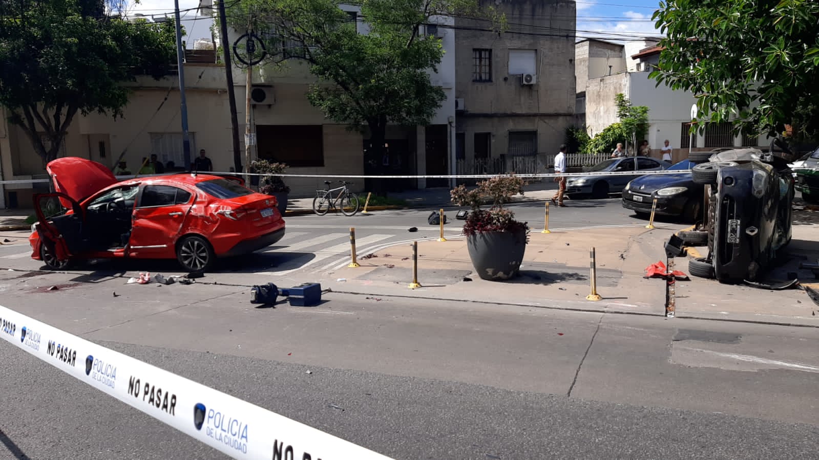 Detienen a un hombre que circulaba con un arma tras choque y vuelco en Av San Martín y Varela