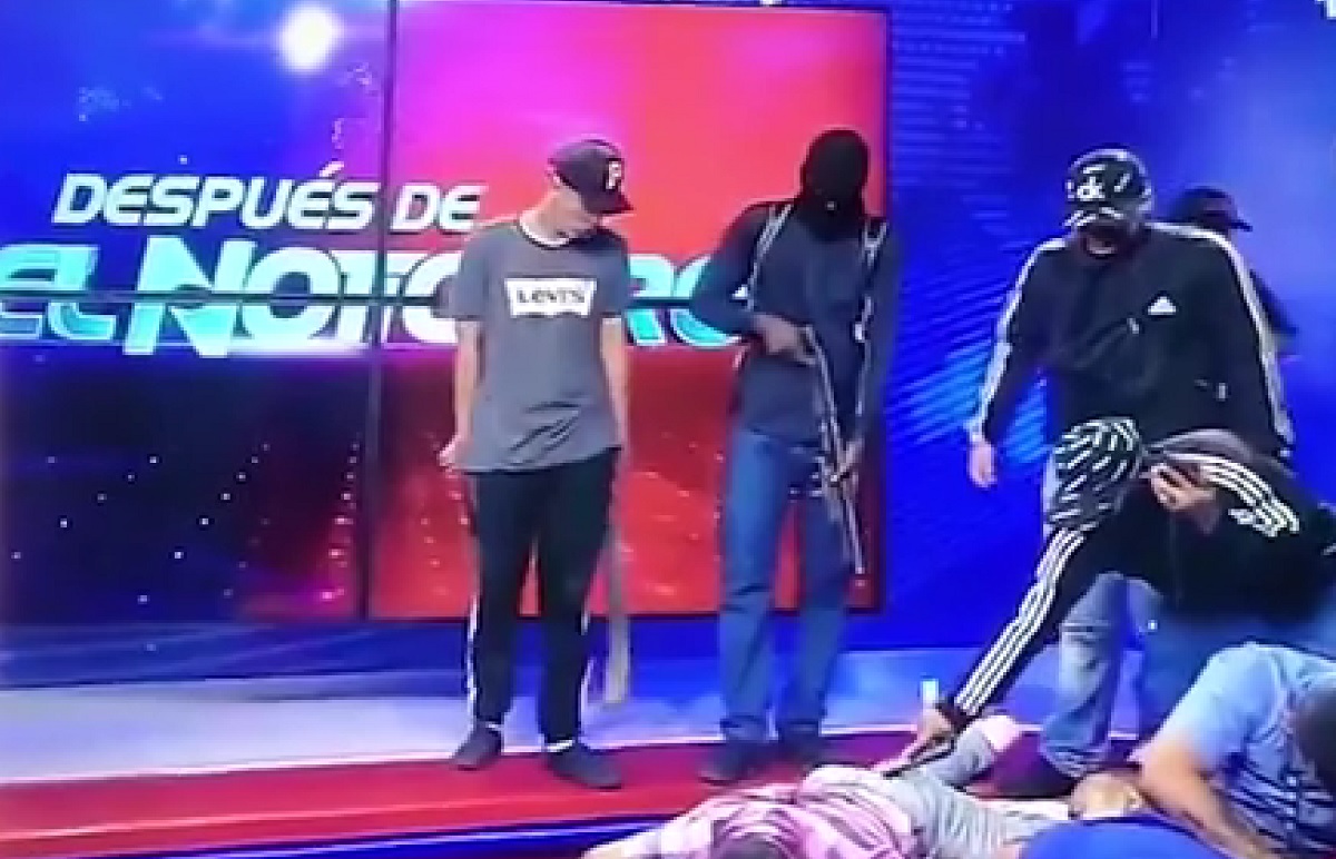 Videos: una banda armada tomó un canal de televisión en Ecuador y secuestró a empleados