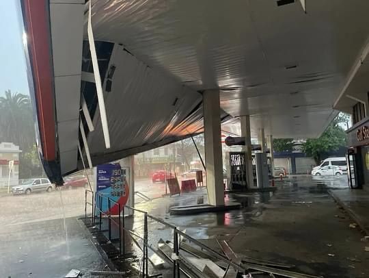 Monte Grande: por el temporal cayó el techo de una estación de servicio en pleno centro