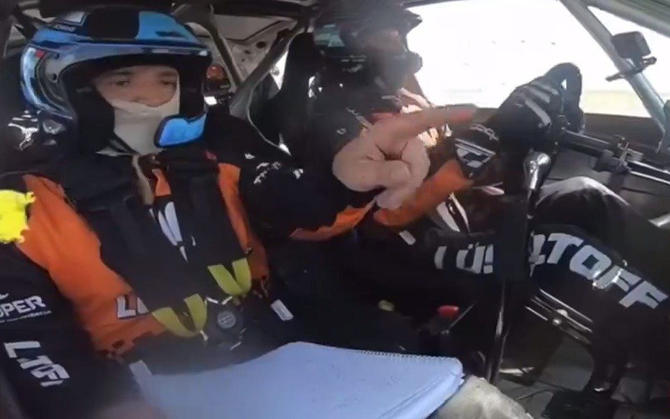 El copiloto le dio una indicación errónea, se accidentaron y la reacción del conductor en una carrera de rally recorre el mundo