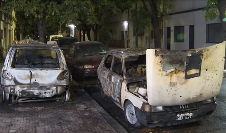Incendiaron varios autos en la puerta de una concesionaria de Villa Luro