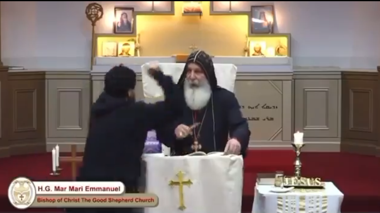 Video: en Australia, un líder religioso fue apuñalado en vivo durante una misa