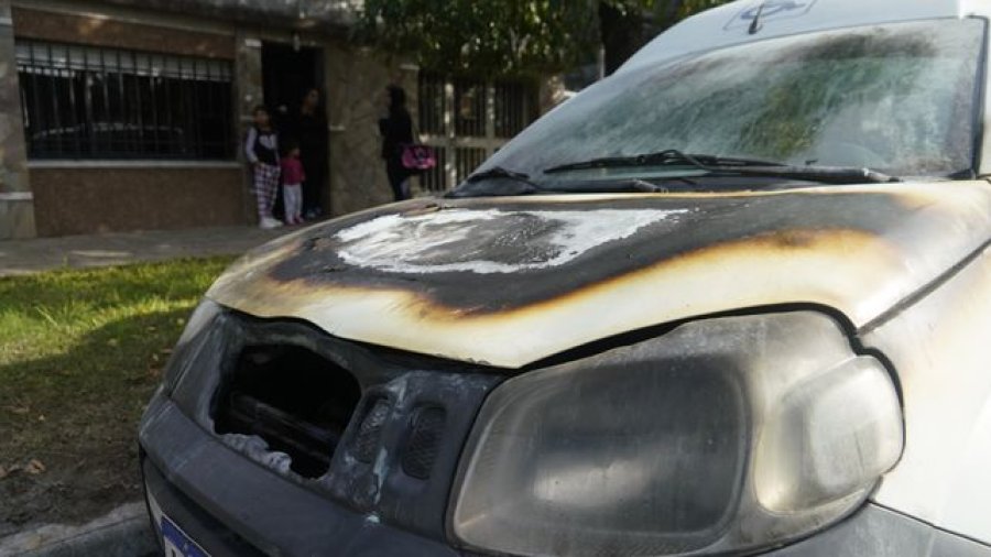 Rosario: incendiaron 13 autos estacionados frente a una comisaría