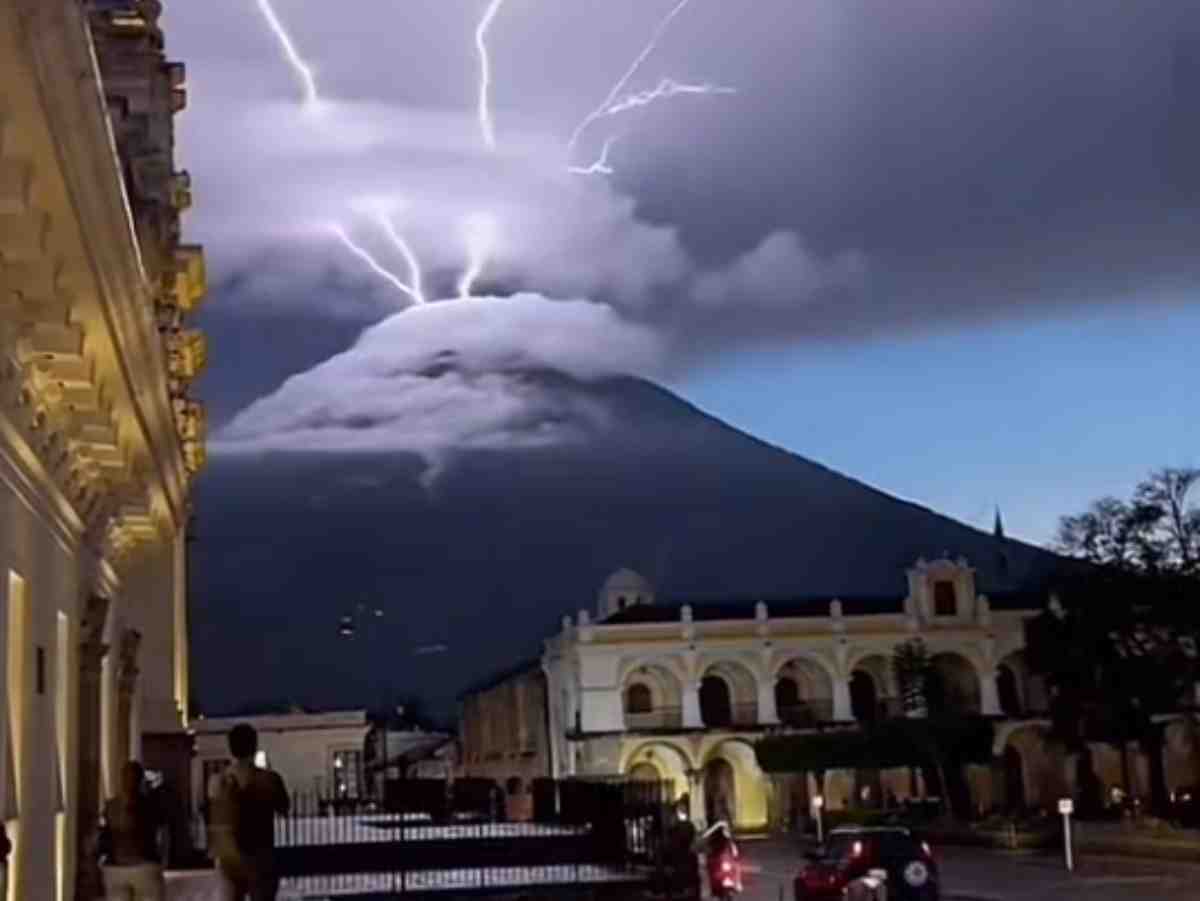Video: impactante rayo cayó sobre el Volcán de Fuego en Guatemala