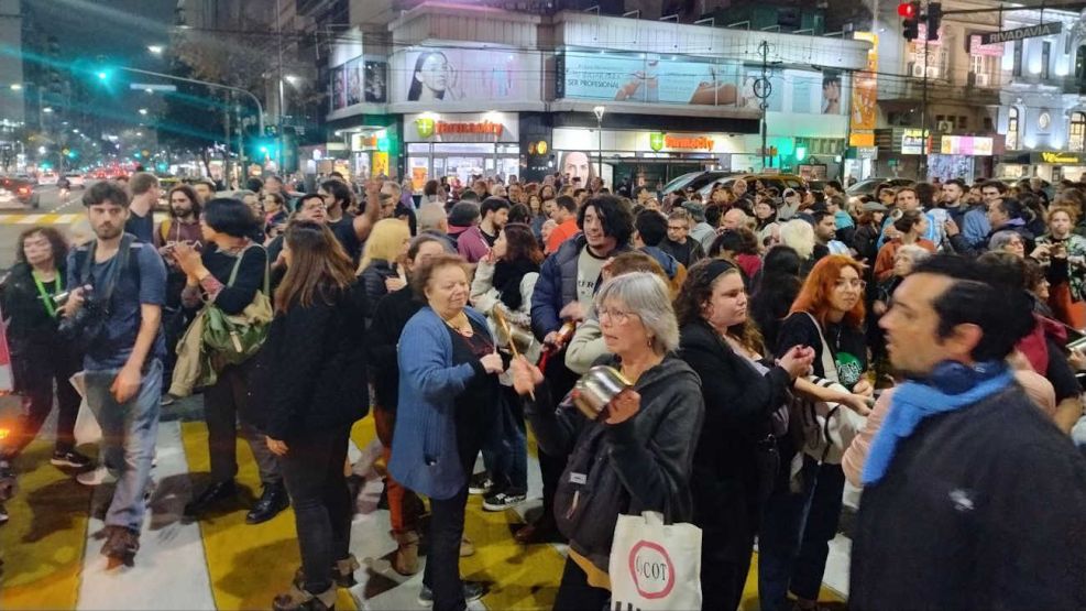 Los cacerolazos contra la Ley Bases se multiplicaron en distintos barrios porteños