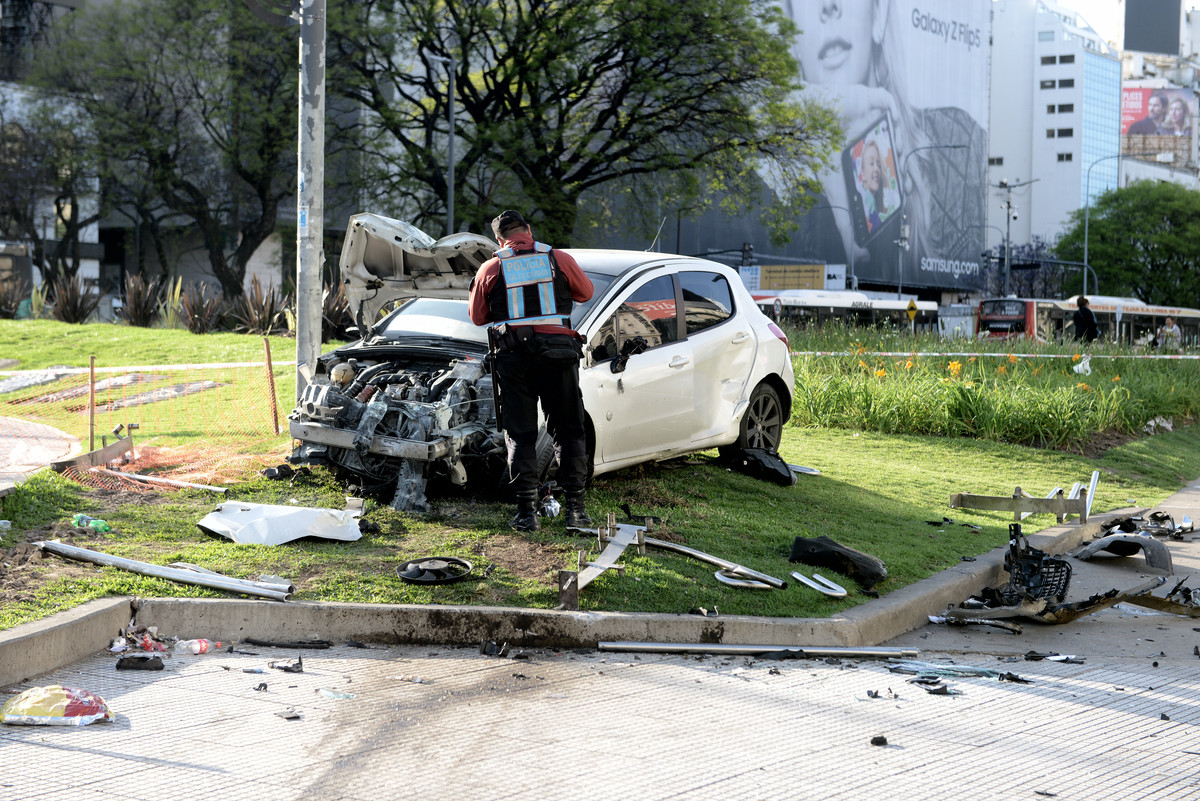 Video: un conductor borracho perdió el control de su auto y se subió a la Plaza de la República