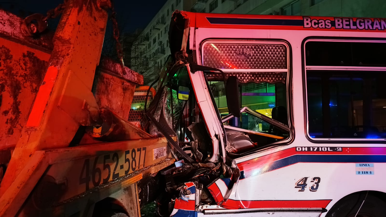 Video: así fue el choque entre un camión y un colectivo en Parque Patricios