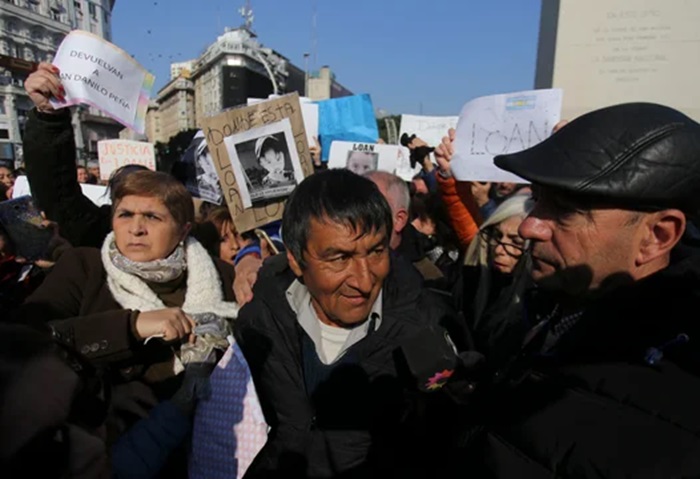 El padre de Loan se descompensó en medio de la marcha realizada en el Obelisco