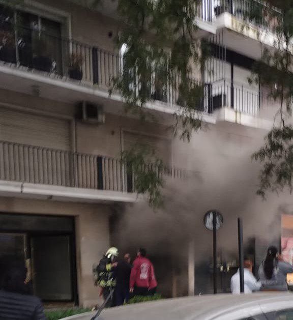 Videos: incendio en un edificio en Recoleta con personas atrapadas entre las llamas y el humo