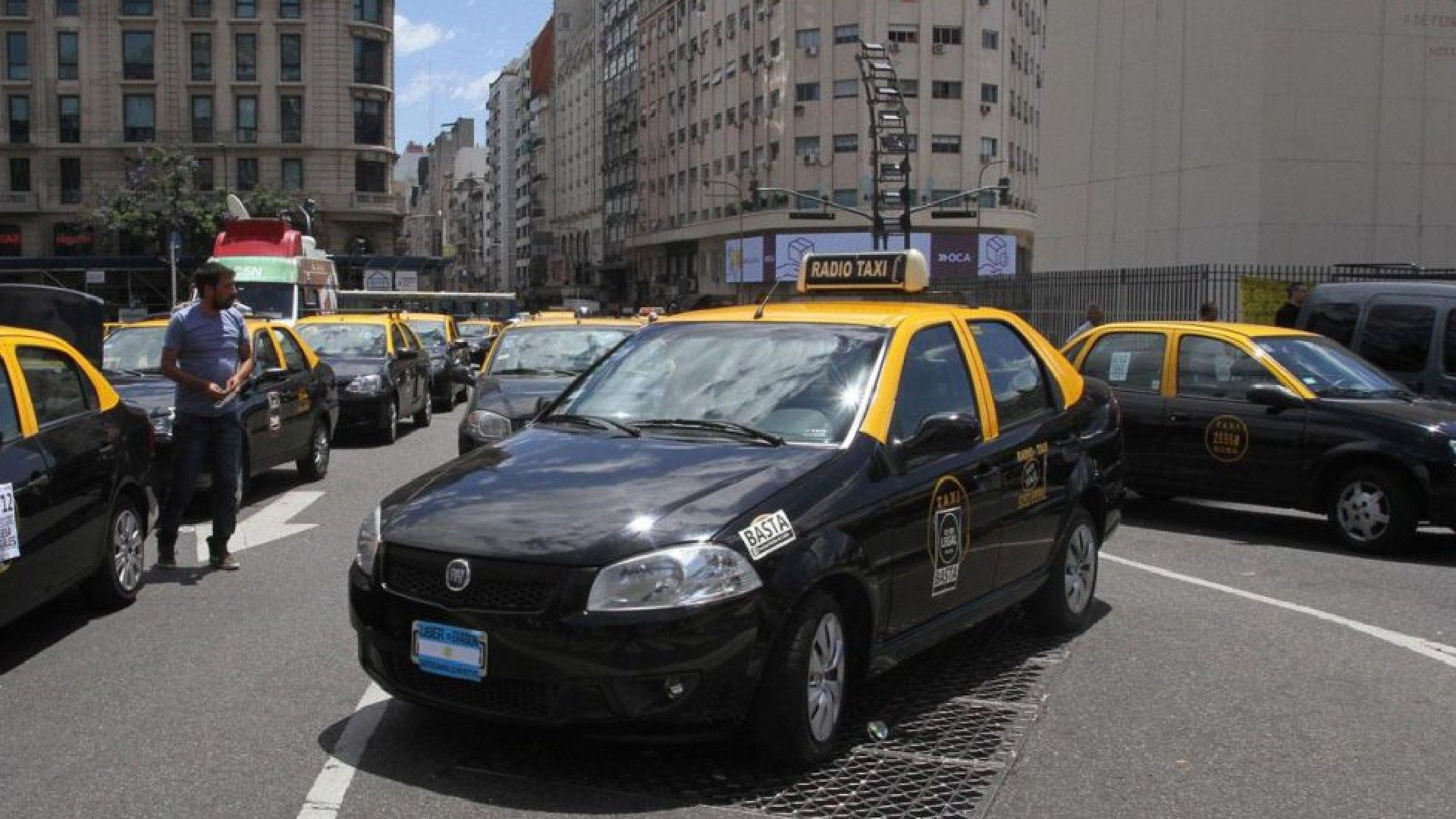 El gobierno porteño oficializó un aumento del 50% en la tarifa de taxi