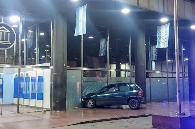 Rosario: le negaron un crédito y chocó su auto contra un banco