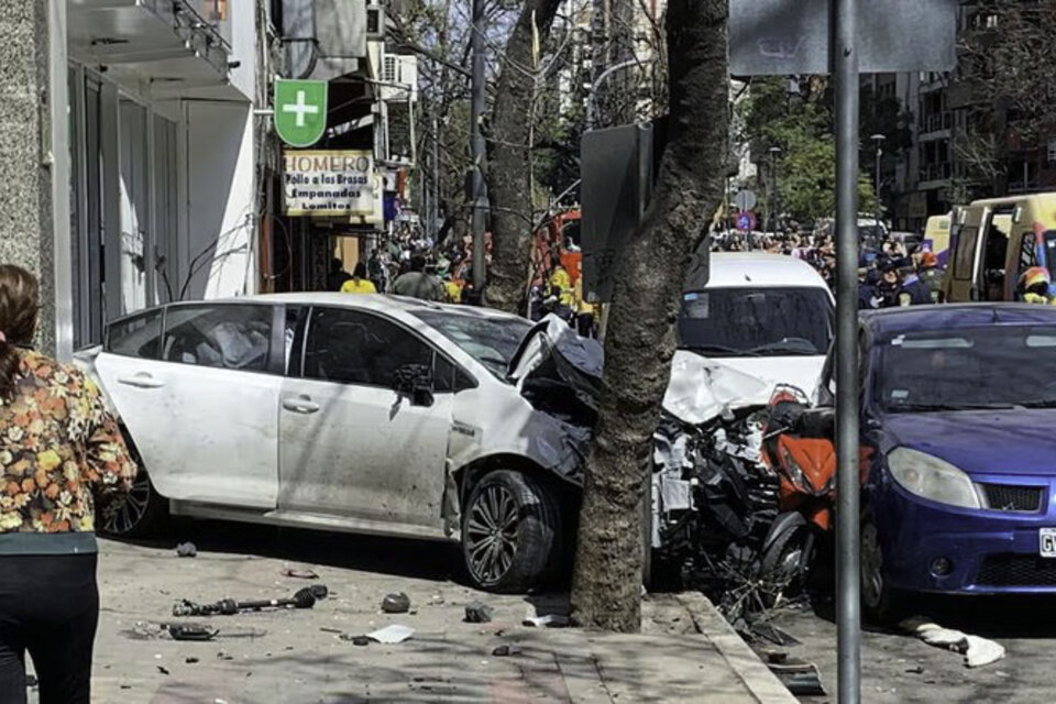 Accidente en Córdoba: un hombre perdió el control de su auto y atropelló a 35 personas