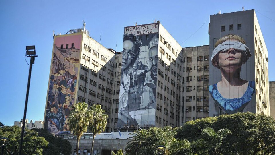 Trabajadores del Hospital de Clínicas hacen un abrazo simbólico al edificio por el atraso salarial