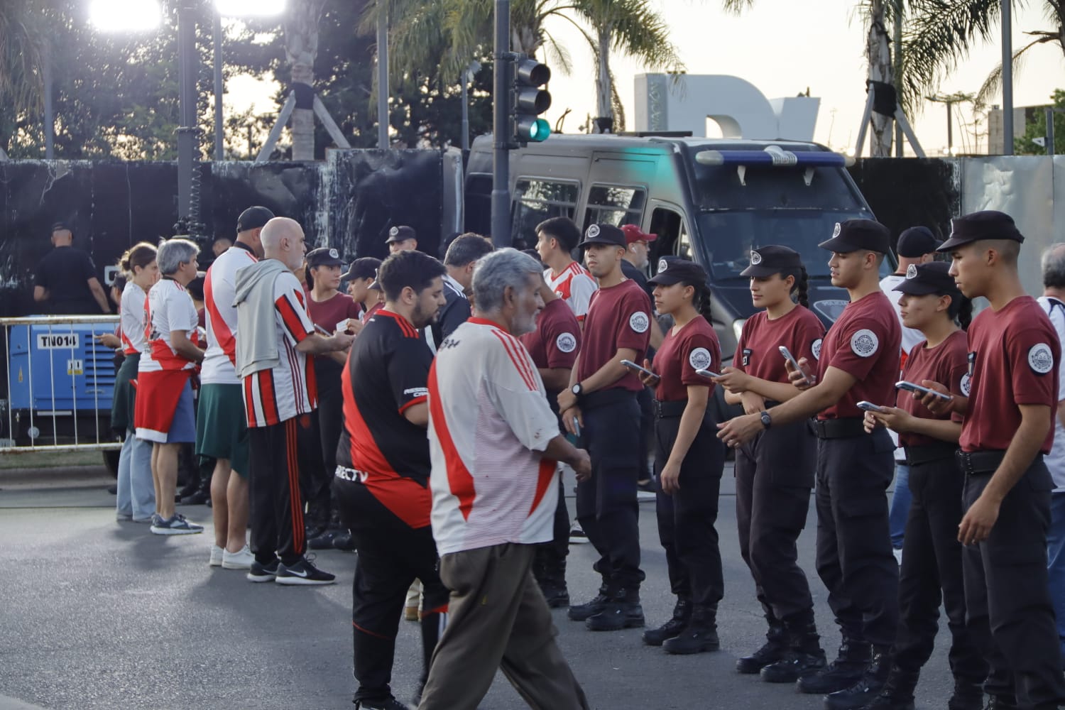 Una docena de detenidos, un prófugo capturado y 317 actas labradas en River-Mineiro.