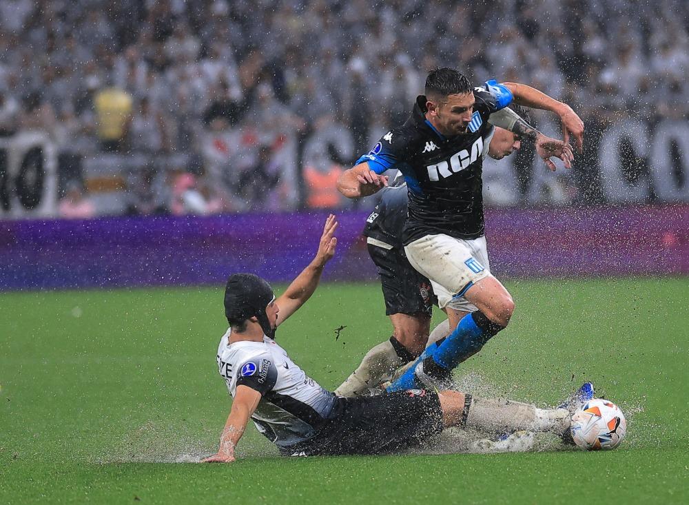 Racing consiguió un excelente resultado ante Corinthians bajo el diluvio de San Pablo