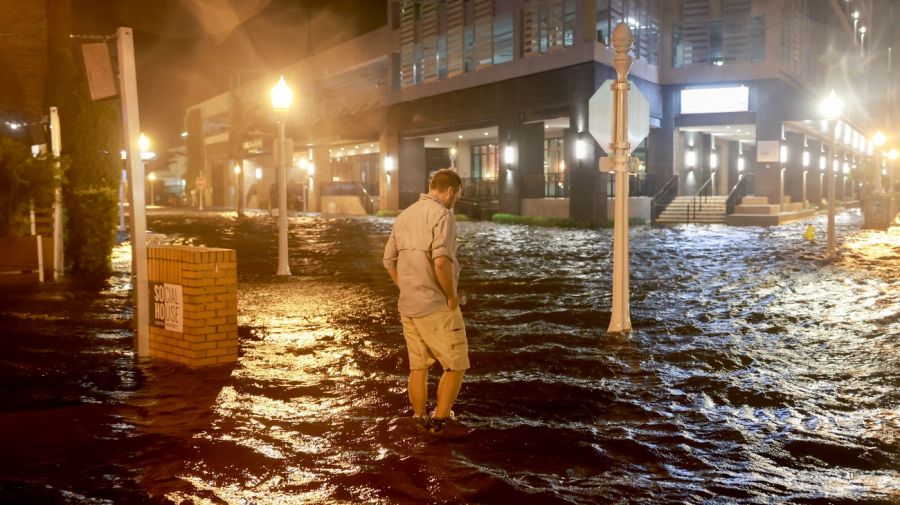 Al menos 4 muertos, 3 millones de usuarios sin luz y múltiples alertas por el paso del huracán Milton