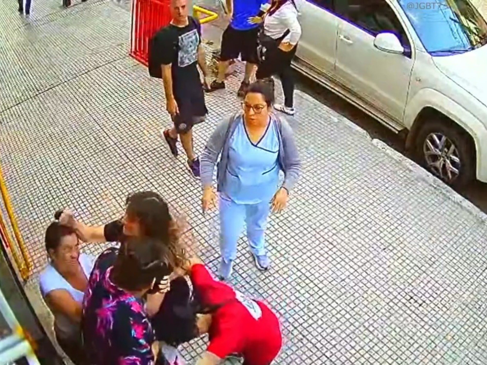 Video: una mujer mandó a su hijo a robar a un cotillón, pero lo descubrieron y terminaron a las piñas