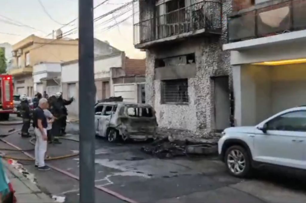 Video: dos jóvenes tiraron brasas a un contenedor y provocaron la explosión de un auto en Parque Chas