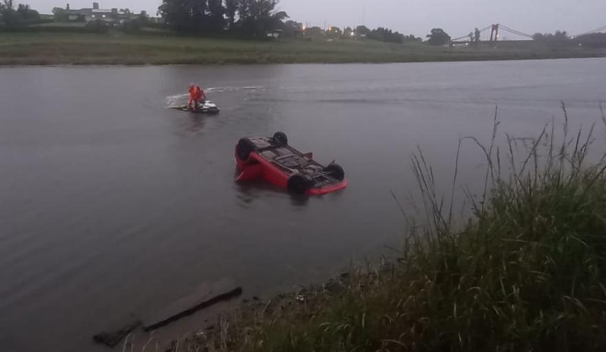 Volvían de un casamiento, discutieron y volcaron en el río Quequén: la mujer murió