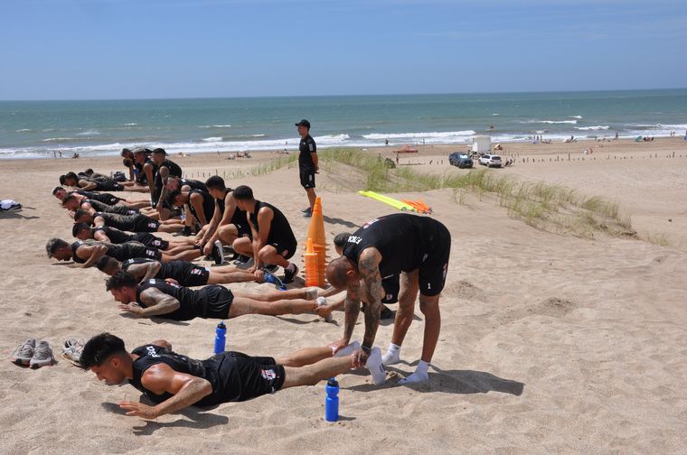 Riestra y su circo no dejan de sorprender: pretemporada insólita y lluvia de refuerzos en un mismo día