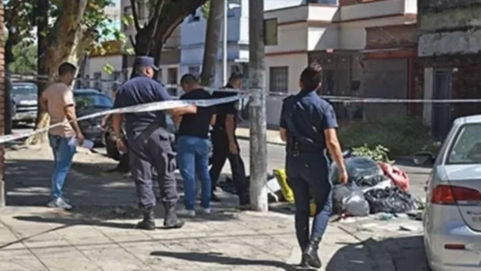 Un motociclista encontró una cabeza adentro de un bolso